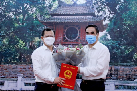 Thứ trưởng Bộ Tài chính Trần Xuân Hà trao quyết định cho tân Cục trưởng Cục Quản lý công sản.