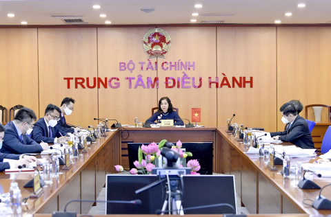 Thứ trưởng Bộ Tài chính Vũ Thị Mai làm việc với đoàn doanh nghiệp cấp cao của USABC.