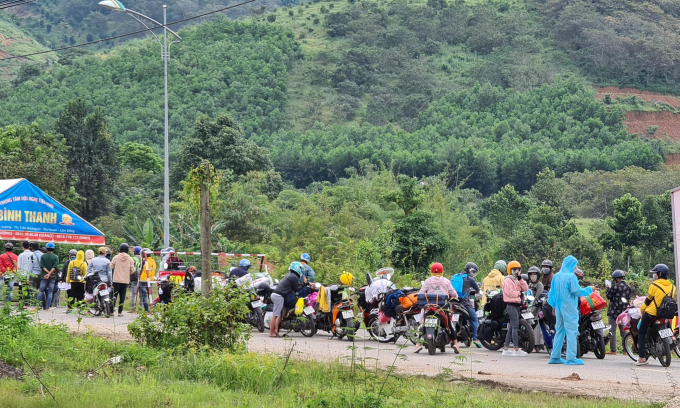 Hàng nghìn người dân đang làm việc Thành phố Hồ Chí Minh, Bình Dương... về quê. (Ảnh: báo Thanh Niên)