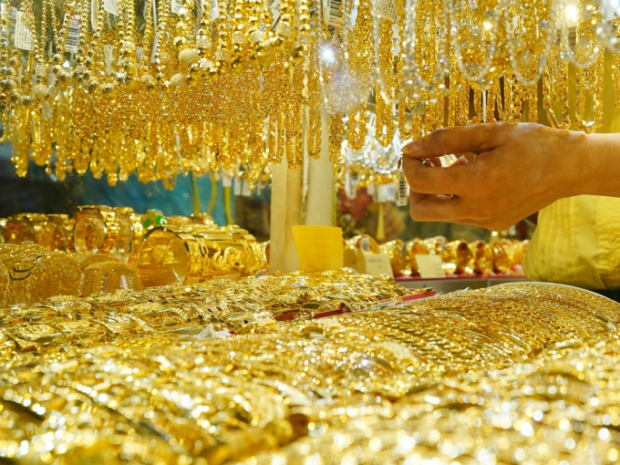 Giá vàng thế giới chênh lệch với giá vàng trong nước gần 9 triệu đồng/lượng.
