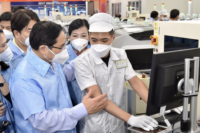 Thủ tướng Phạm Minh Chính tham quan dây chuyền sản xuất Công ty TNHH Samsung Electronics Việt Nam Thái Nguyên.