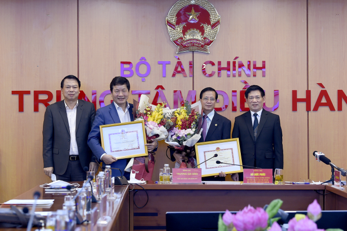 Bộ trưởng Hồ Đức Phớc trao Bằng khen của Bộ trưởng Bộ Tài chính cho Công ty Cổ phần FPT và Tập đoàn SOVICO,