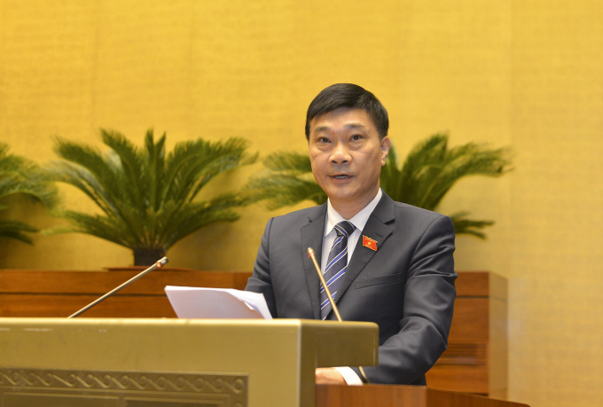 Chủ nhiệm Ủy ban Kinh tế của Quốc hội Vũ Hồng Thanh trình bày Báo cáo thẩm tra.