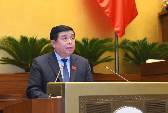 Bộ trưởng Bộ Kế hoạch và Đầu tư Nguyễn Chí Dũng thừa ủy quyền của Thủ tướng Chính phủ trình bày Tờ trình về dự kiến kế hoạch cơ cấu lại nền kinh tế giai đoạn 2021-2025.