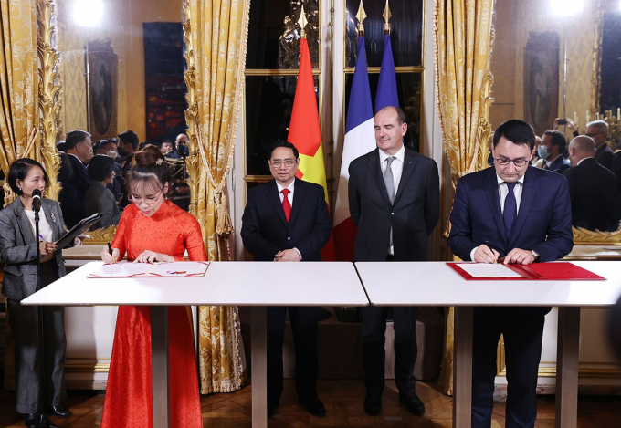Thủ tướng Phạm Minh Chính và Thủ tướng Cộng hoà Pháp Jean Castex chứng kiến Vietjet và Safran ký kết thoả thuận hợp tác chiến lược toàn diện giữa hai bên.