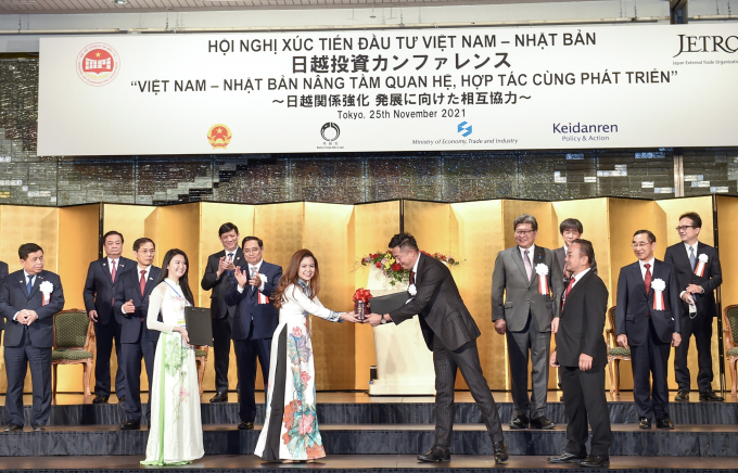 Thủ tướng và các thành viên đoàn đại biểu cấp cao Việt Nam thăm Nhật Bản đã chứng kiến lễ trao đổi 44 văn kiện hợp tác giữa các cơ quan, doanh nghiệp hai nước, trong đó các thỏa thuận hợp tác kinh tế với tổng trị giá nhiều tỷ USD.