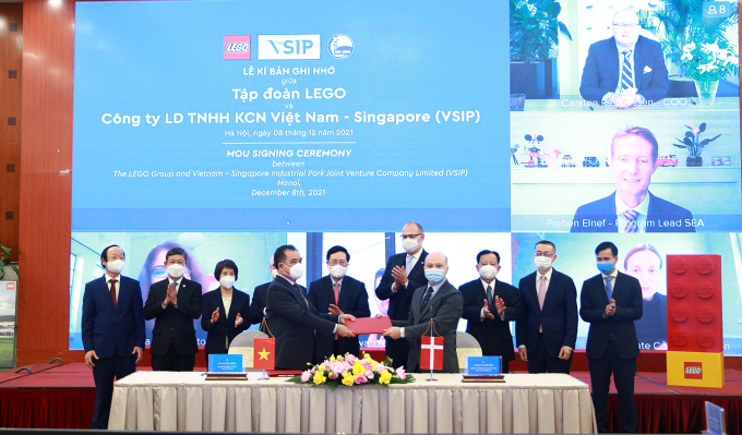 Phó Thủ tướng Thường trực Phạm Bình Minh chứng kiến Tập đoàn Lego đã có buổi ký kết Biên bản ghi nhớ hợp tác với Công ty Liên doanh TNHH Khu Công nghiệp Việt Nam-Singapore (VSIP) để xây dựng một nhà máy mới tại tỉnh Bình Dương