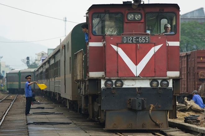 Tổng công ty Đường sắt Việt Nam lỗ hơn 1.300 tỷ đồng, nguy cơ mất vốn nhà nước.