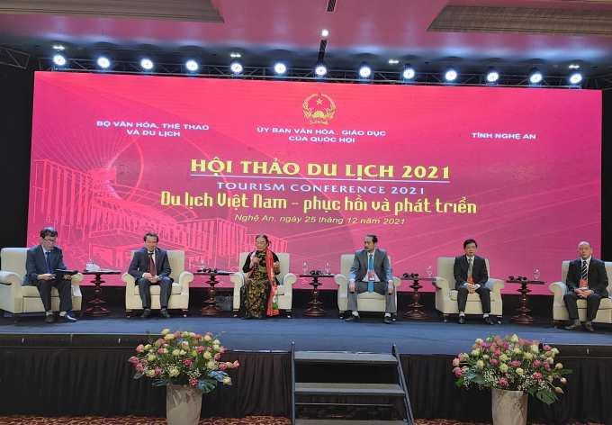 Bà Nguyễn Thị Cúc, Chủ tịch VTCA phát biểu tại Hội thảo du lịch 2021 “Du lịch Việt Nam – phục hồi và phát triển”. (Ảnh: Hà Minh)