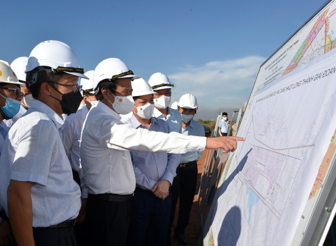 Phó Thủ tướng Lê Văn Thành nghe báo cáo về tiến độ triển khai dự án sân bay Long Thành.
