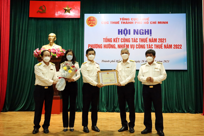 Phó Tổng cục trưởng Vũ Chí Hùng trao Giấy khen của Tổng cục trưởng Tổng cục Thuế cho Cục Thuế Tp.HCM.