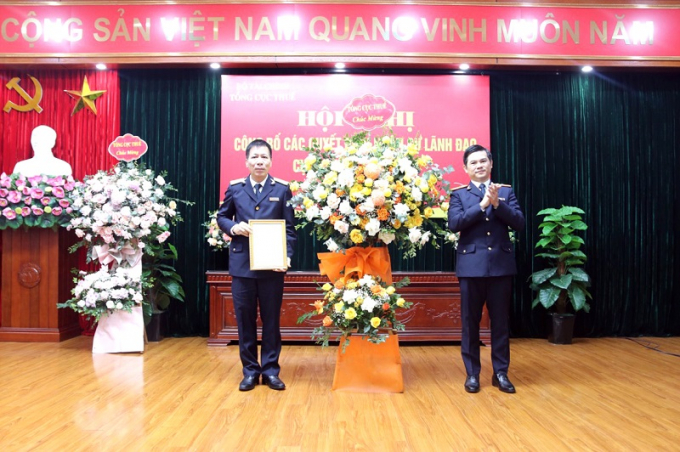 Phó Tổng cục trưởng Vũ Chí Hùng trao quyết định điều động và bổ nhiệm Cục trưởng Cục Thuế Hà Nam cho ông Phan Hồng Việt.