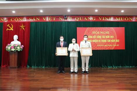 Ông Cao Ngọc Tuấn, Cục trưởng Cục Thuế Quảng Ninh trao Bằng khen của Thủ tướng Chính phủ cho các cá nhân có thành tích xuất sắc trong công tác thuế,
