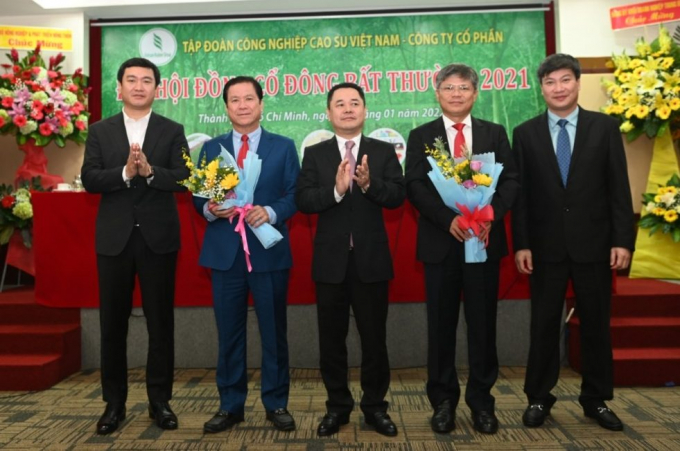 Lãnh đạo Ủy ban quản lý vốn Nhà nước tại doanh nghiệp tặng hoa chúc mừng tân Chủ tịch HĐQT, ông Trần Công Kha (thứ hai, bên phải) và ông Lê Thanh Hưng, TGĐ VRG (thứ hai, bên trái).