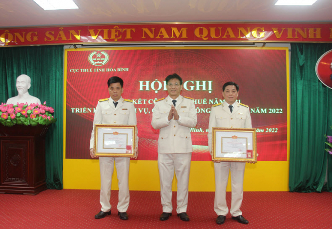 Phó Tổng cục trưởng Tổng cục Thuế Đặng Ngọc Minh trao Danh hiệu “Chiến sỹ thi đua ngành Tài chính “ cho 2 các nhân.