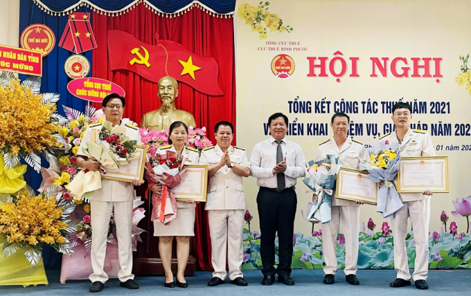 Thừa uỷ quyền của Chủ tịch nước, Phó Chủ tịch UBND tỉnh Trần Văn Mi và Cục trưởng Cục Thuế tỉnh Trần Văn Hướng trao Huân chương Lao động hạng ba cho các cá nhân và tập thể.