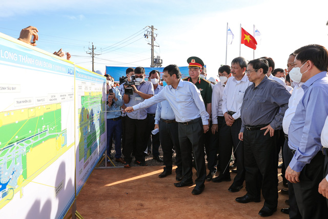 Thủ tướng Chính phủ Phạm Minh Chính kiểm tra dự án Cảng hàng không quốc tế Long Thành tại tỉnh Đồng Nai.