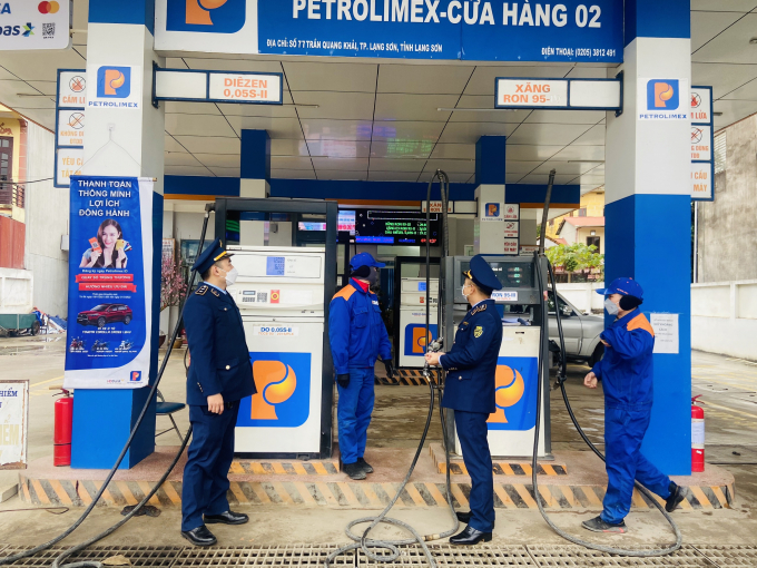 Cục Quản lý thị trường Lạng Sơn kiểm soát đối với các cửa hàng kinh doanh xăng dầu trên địa bàn.