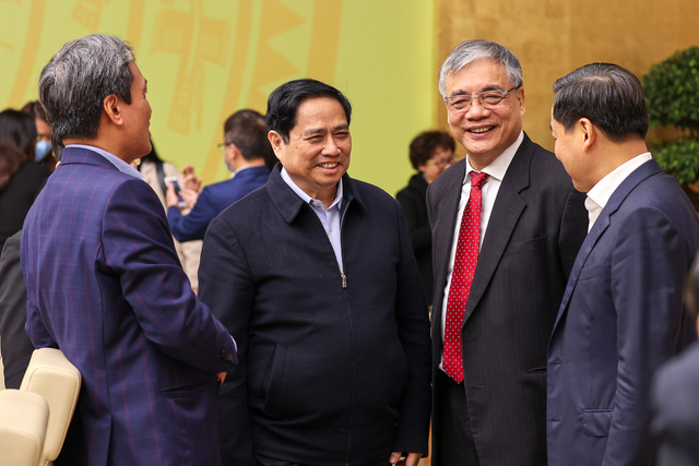 Thủ tướng Phạm Minh Chính trao đổi với Phó Thủ tướng Lê Minh Khái cùng các đại biểu tham dự Hội nghị tổng kết.