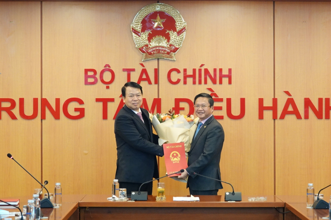 Thứ trưởng Bộ Tài chính Nguyễn Đức Chi trao quyết định của Bộ trưởng Bộ Tài chính bổ nhiệm ông Phạm Chí Thanh, Phó Chánh Văn phòng phụ trách, điều hành giữ chức vụ Chánh Văn phòng Bộ Tài chính.