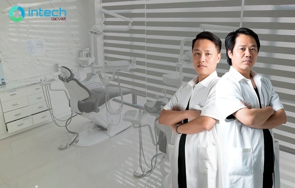 Đứng đầu là Ths.Bs Thái Khắc Vinh (trái) – Chuyên gia cấy ghép implant trên 15 năm kinh nghiệm. Ths.Bs Phạm Hùng Sơn (phải) là 1 trong 4 bác sĩ tại Hà Nội được đào tạo bởi Ivoclar Vivadent về phục hình răng.