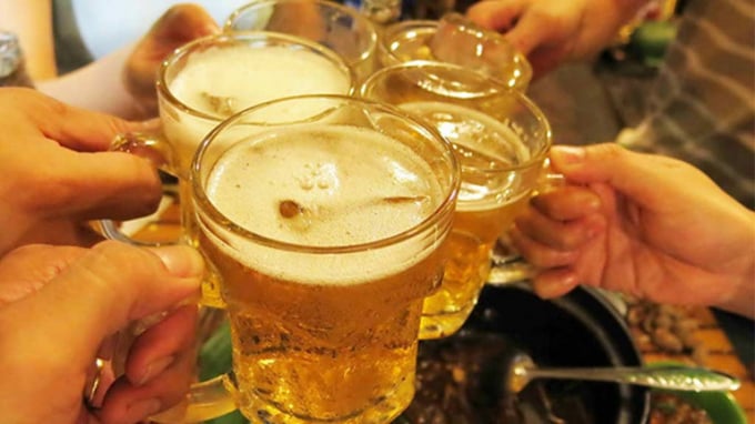 Mỗi người dân TP.HCM tiêu thụ hơn 10 lít bia và nước giải khát trong tháng tết.