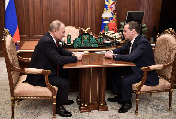 Tổng thống Putin nói lời cảm ơn Thủ tướng Medvedev trong cuộc gặp hôm nay 15-1 - Ảnh: AFP