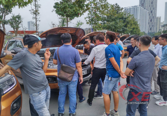 Nhóm khách hàng đi xe Ford cùng nhau kiểm tra xe ở Hà Nội hôm 1/3/2020 (ảnh: Đình Quý)