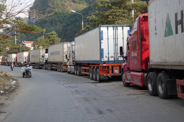 Các cửa khẩu của tỉnh Lạng Sơn, Quảng Ninh, Lào Cai vẫn đang tồn hơn 1.000 xe hàng các loại. (Ảnh minh họa)