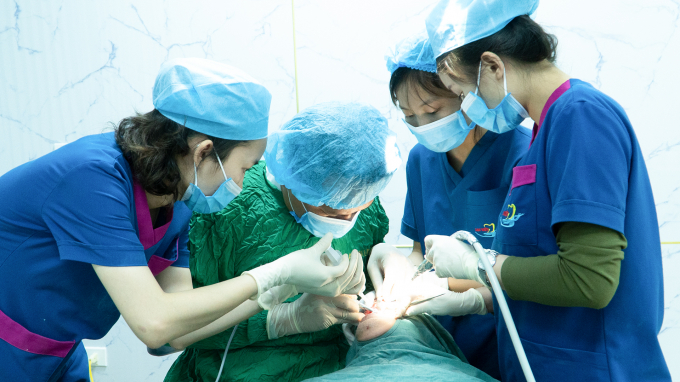Ngoài trụ implant thì tay nghề bác sĩ là một trong những yếu tố quyết định tuổi thọ của implant.