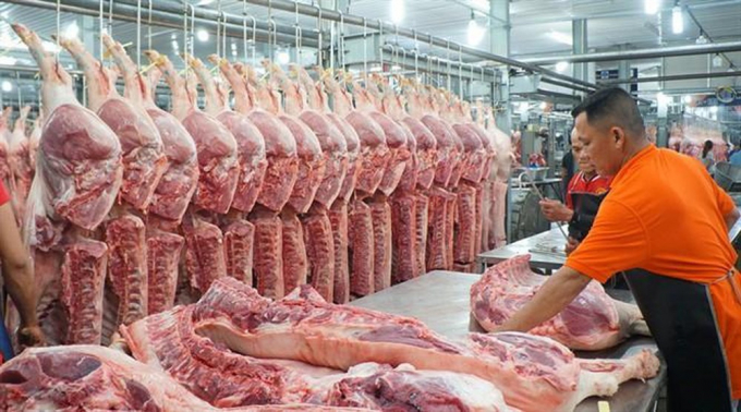 Người tiêu dùng và các doanh nghiệp thực phẩm kỳ vọng nguồn cung thịt nhập tăng sẽ giúp giảm giá thịt lợn trong nước. (Ảnh minh họa)