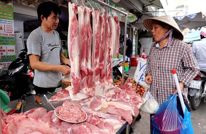 Phó Thủ tướng Trịnh Đình Dũng và Bộ trưởng Bộ NN-PTNT Nguyễn Xuân Cường đã họp với 15 doanh nghiệp, tập đoàn chăn nuôi để quyết tâm đưa giá thịt heo hơi xuống dưới 60.000 đồng. (Ảnh minh họa)