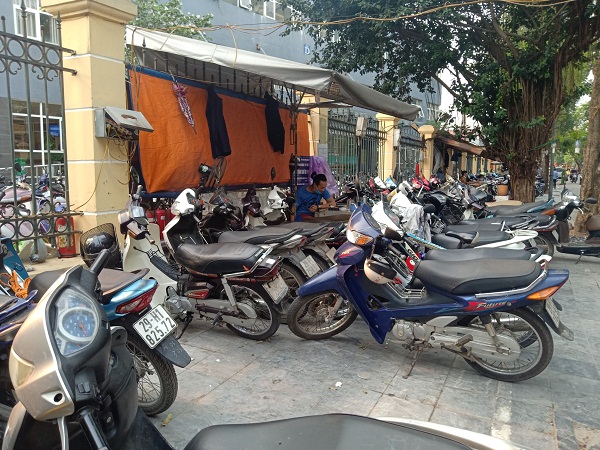 Bãi trông giữ xe cổng bệnh viện Việt Đức phớt lờ quy định, “chặt chém” khách hàng với giá cao gấp đôi quy định.