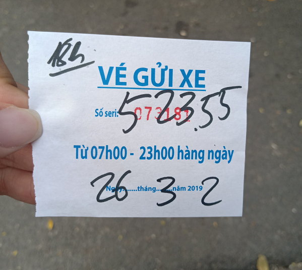 Vé trong giữ xe của Công ty TNHH TMDV Tùng Linh không đề tên công ty, không có giá vé....