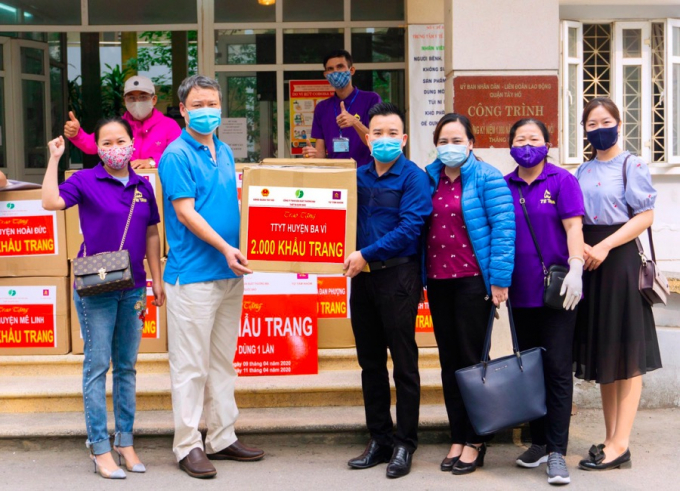 Đại diện Công ty TNHH sản xuất thiết bị thương mại Quốc Bảo trao tặng cho các y, bác sĩ Hà Nội và lực lượng chống dịch nơi tuyến đầu (Ảnh: Thương gia Online).
