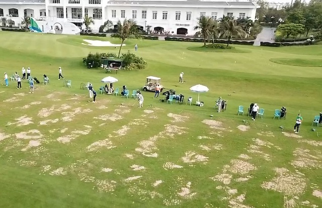 Rất nhiều người chơi golf tại FLC Sầm Sơn trong thời điểm giãn cách xã hội do dịch Covid-19.