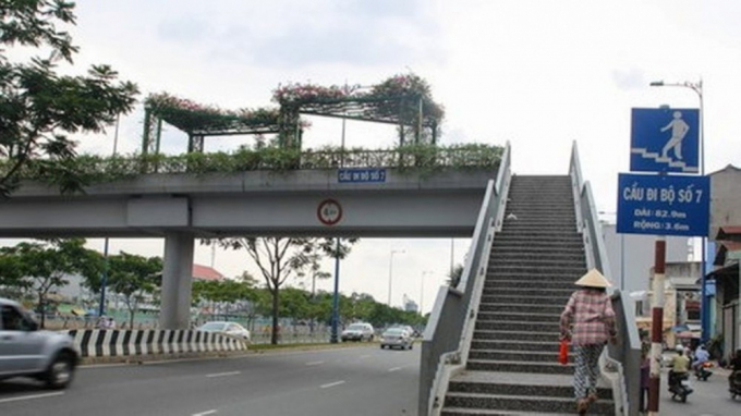 Hà Nội sẽ xây dựng thêm 6 cầu vượt đi bộ qua đường. (Ảnh minh họa)