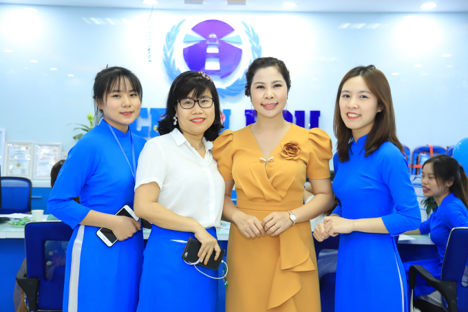 Bà Vũ Thị Thanh Loan – TGĐ Ocean Edu và đội ngũ nhân sự của Ocean Edu chi nhánh Mỹ Đình.