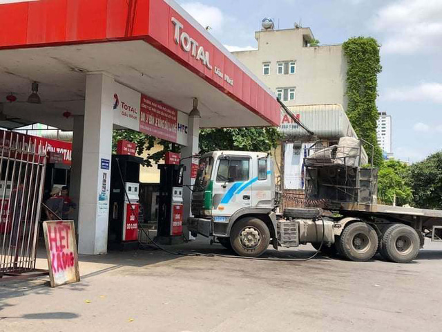 Một cây xăng tại Hà Nội thông báo ngừng bán với lý do mất điện vào trưa 27/5. Ảnh:ITN.