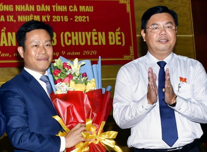Bí thư Tỉnh ủy Cà Mau Nguyễn Tiến Hải (phải) trao hoa chúc mừng ông Lê Quân. (Ảnh: Internet)