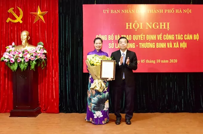 Ông Chu Ngọc Anh trao quyết định bổ nhiệm Giám đốc Sở LĐ,TB&XH cho bà Bạch Liên Hương.