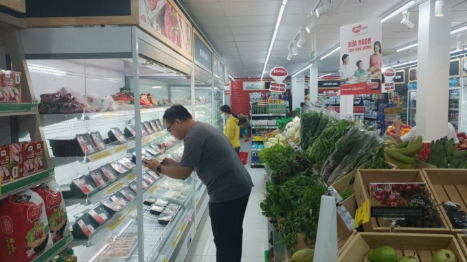 Người tiêu dùng mua thịt mát MEATDeli tại cửa hàng VinMart+ tại TP. Hồ Chí Minh.