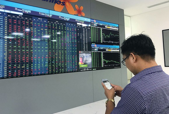 UBCKNN xử phạt 85 triệu đồng đối với Công ty cổ phần Đầu tư cao su Quảng Nam và 10 triệu đồng đối với ông Vũ Quang Hưng do vi phạm hành chính trong lĩnh vực chứng khoán.