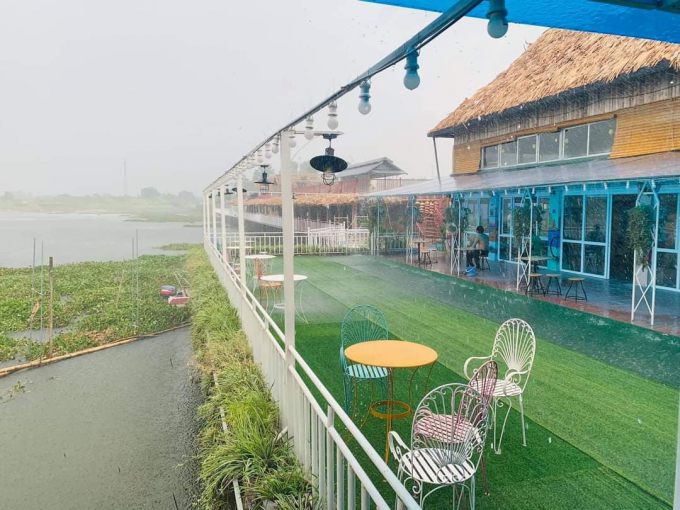 Dãy nhà hàng trong khu Vườn sinh thái Phúc Thọ hoa bay vô tư lấn cả xuống lòng sông gây mất an toàn trong mùa mưa lũ.