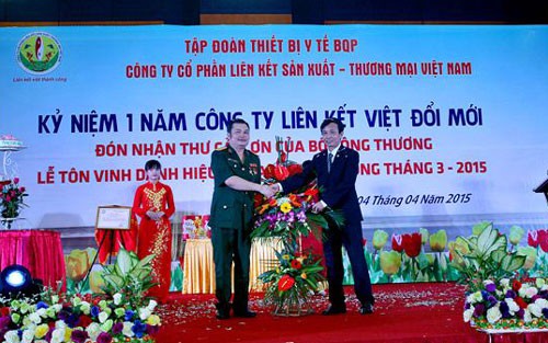 Lê Xuân Giang (trái), người đứng đầu doanh nghiệp đa cấp Liên Kết Việt lừa đảo hàng loạt người cả tin