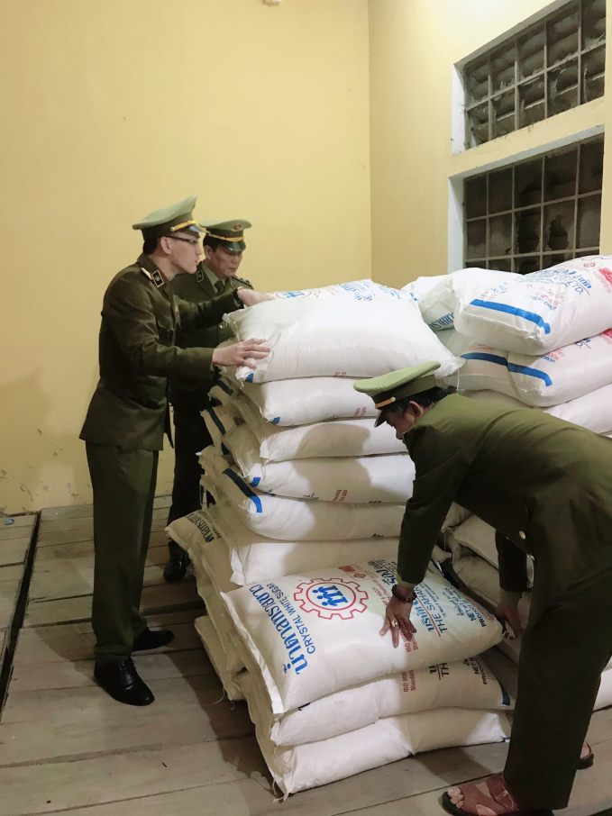 QLTT Quảng Trị thu giữ 2,4 tấn đường kính nhập lậu.