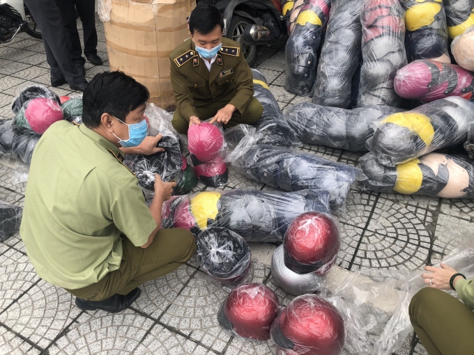 Hàng trăm chiếc mũ bảo hiểm giả nhãn hiệu Nón Sơn bị lực lượng quản lý thị trường bắt giữ. Ảnh: QLTT