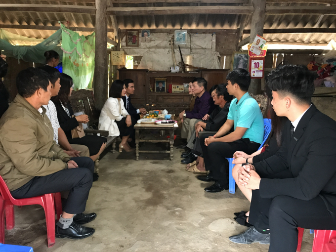 Đại diện Danko Group đến thăm gia đình ông Pai và tài trợ kinh phí xây nhà.