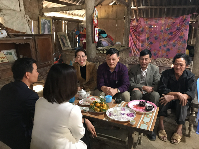 Đại diện UBND xã Tràng Xá cùng Danko Group thăm hỏi gia đình ông Pai.