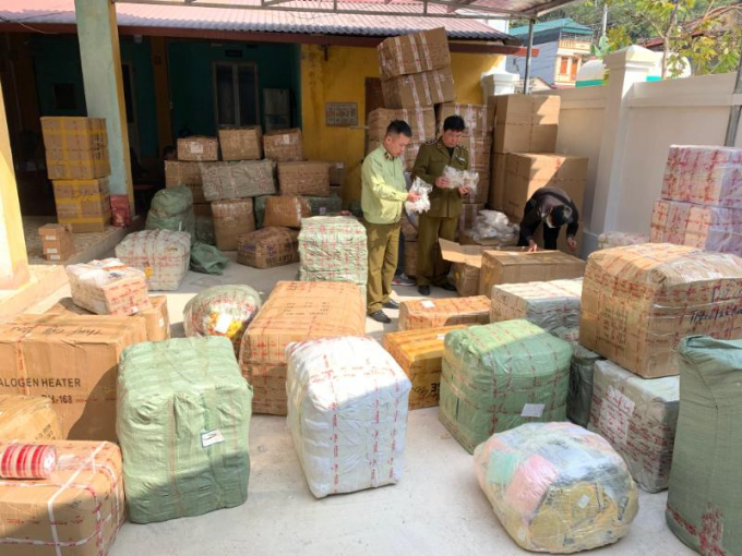 Lực lượng chức năng Lạng Sơn phát hiện xe thư báo chuyển phát nhanh J&T vận chuyển hơn 1.530 sản phẩm hàng hóa nghi nhập lậu (Ảnh: QLTT)